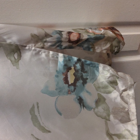 Like new short sleeve floral satiny nightie button size L - Picture 6 of 13